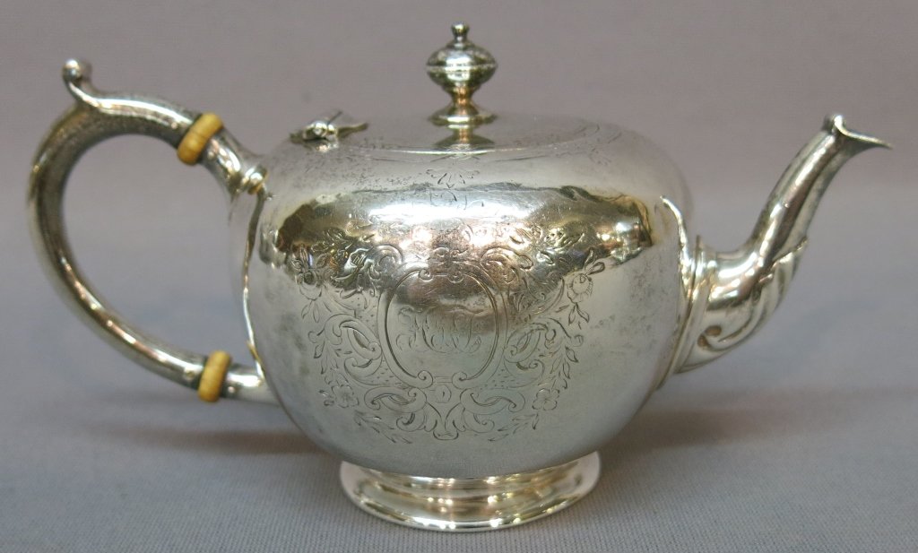 ENGLISH SLVER TEAPOT BY ROBERT HARPER (1 of 3)