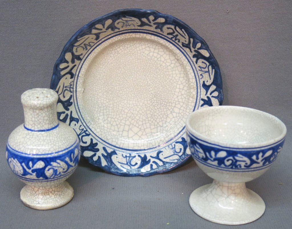 THREE PIECES OF DEDHAM 'RABBIT' PATTERN POTTERY (1 of 2)