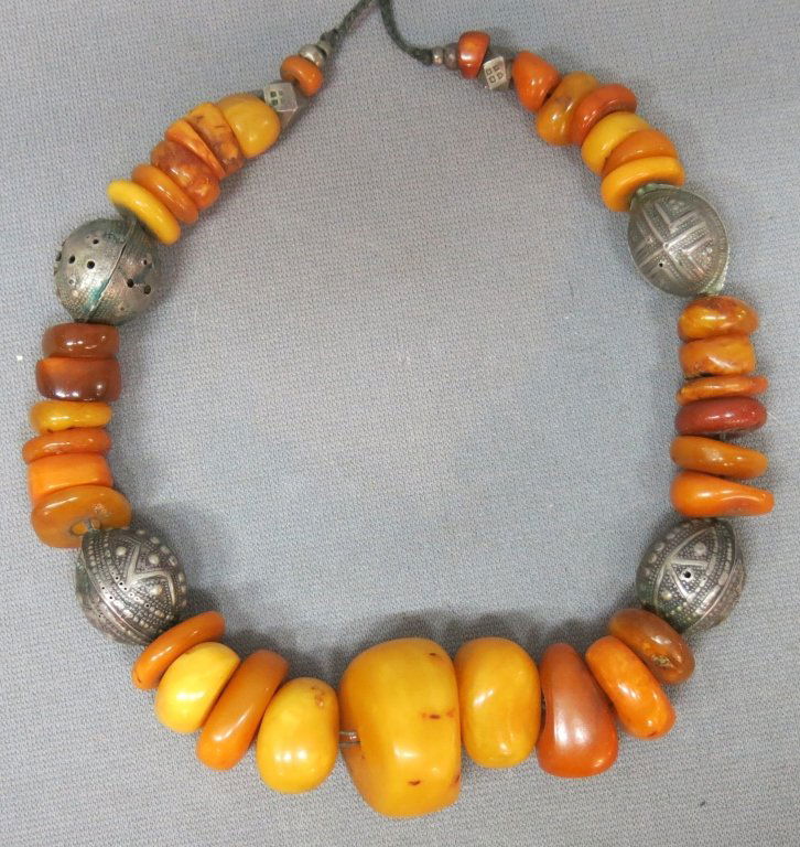 ETHNIC NECKLACE OF AMBER CHUNK BEADS (1 of 3)
