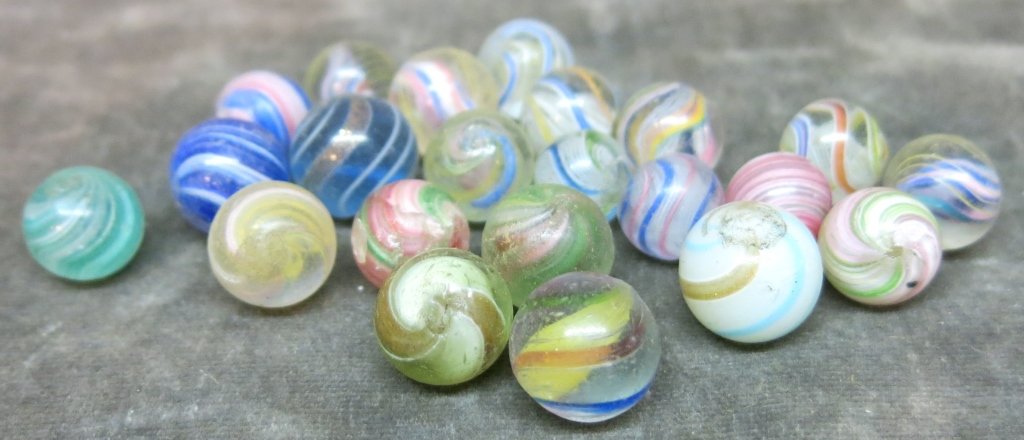 GROUP OF 22 SMALL OLD HANDBLOWN MARBLES (1 of 2)