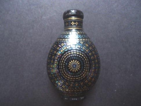 SNUFF BOTTLE: 2.5 INCHES HIGH...