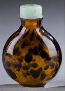 SNUFF BOTTLE: 2 INCHES HIGH.