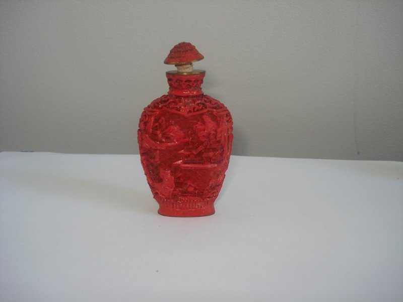 QING CINNABAR SNUFF BOTTLE: 2.5" H. GOOD CONDITON.