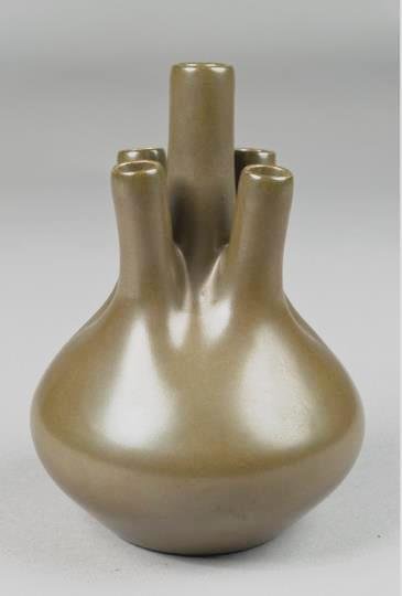 TEA DUST VASE (1 of 2)