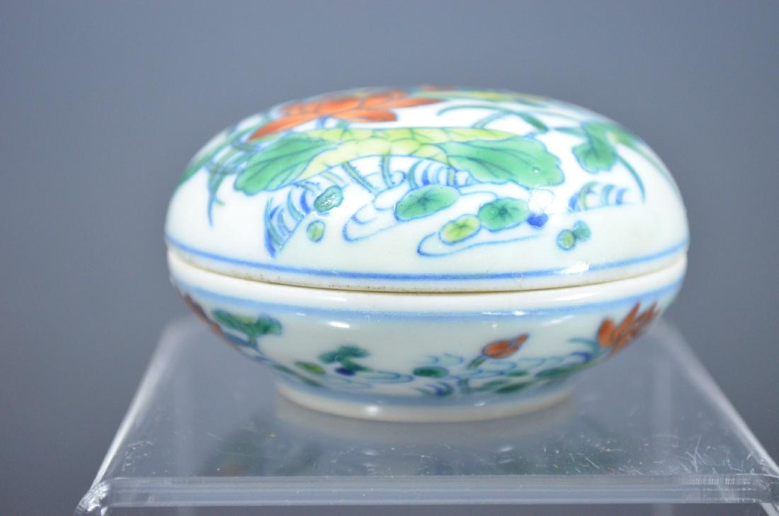 Chinese Antiques Powder Box: This lot measures 1.2 inches tall and 2.6 inches wide, in excellent condition. This lot costs $20 to ship within the US.