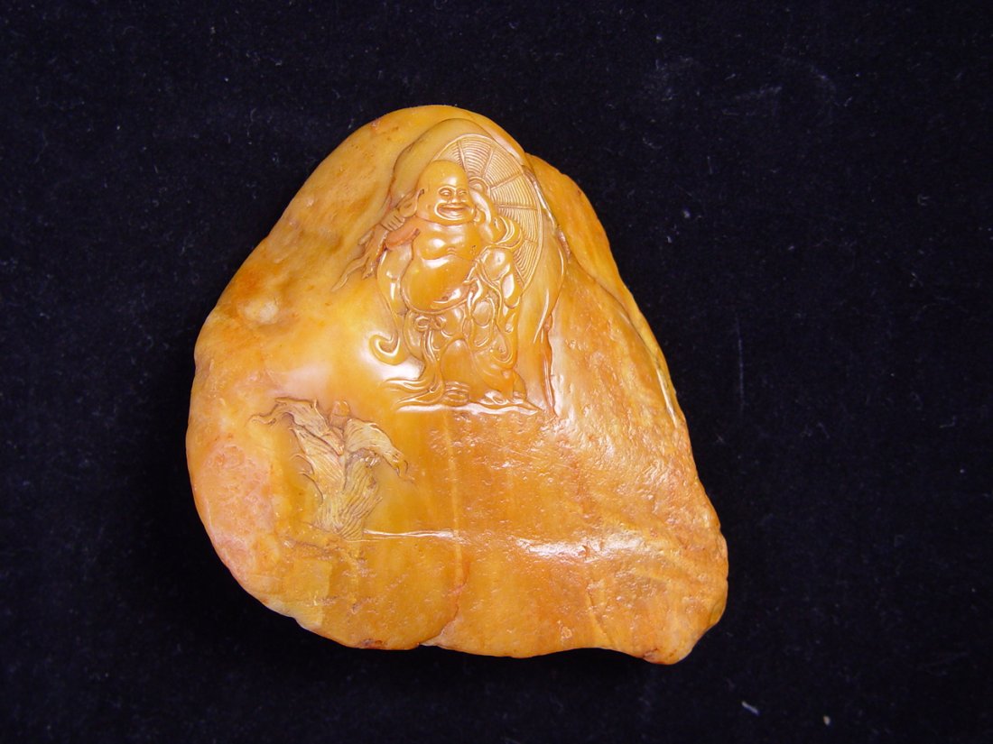 Fine Yellow Soapstone Pebble Carving: A Chinese pebble carved from a yellow and highly translucent soapstone, with fine details and in excellent condition. This pebble is 3 inches wide and 1 inch thick, in excellent condition.