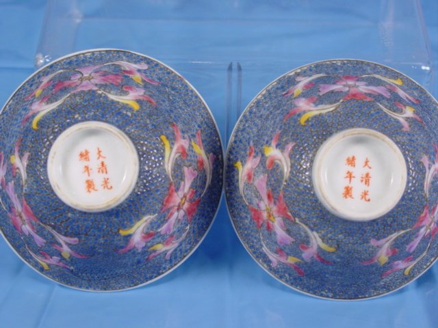 086: Two Chinese cups with Guangxu Mark: Pair Chinese Famille Rose cups decorated with floral patterns, signed GuangXu, from the early 1900's. These cups are 1.5 inches tall, and 3 inches wide, in excellent condition with minor gild loss.