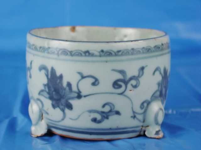 Fine 15th Century Chinese Incent Burner Tri-Pot: An excellent example of Chinese porcelain from the 15th Century, mid Ming Dynasty, measures 6 inches wide. This tri-pot is in excellent condition with small frits at the open rim. There is no other st
