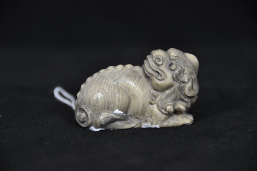 ANTIQUE IVORY NETSUKE : DOG Antique carved ivory net: 象牙根付 ANTIQUE IVORY NETSUKE : DOG Antique carved ivory netsuke; of a dog looking behind him. L: 2" 5cm