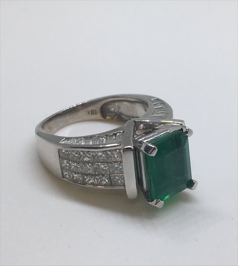 EMERALD & DIAMOND IN 18KT WHITE GOLD RING (1 of 9)
