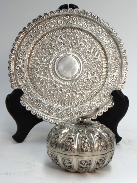 PERSIAN APPLE FORM REPOUSSE SILV. BOX & UNDERPLATE 6: PERSIAN APPLE FORM REPOUSSE SILV. BOX & UNDERPLATE 6 1/4" DIAM. , PROB .800 FINE APPROX. 6.08 TROY OZ