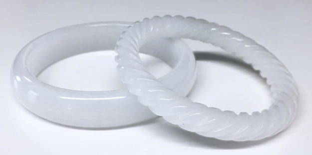 2 WHITE JADE BANGLE BRACELETS: 2 WHITE JADE BANGLE BRACELETS