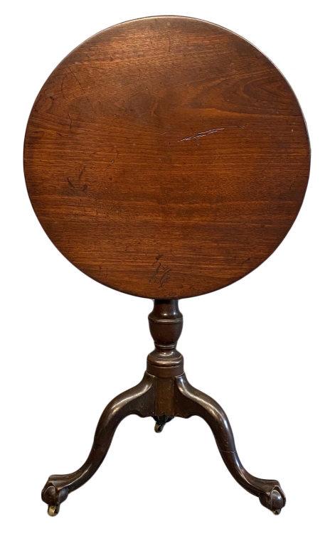ROUND TILT TOP CHIPPENDALE LAMP TABLE W/ BALL & CLAW: ROUND TILT TOP CHIPPENDALE LAMP TABLE W/ BALL & CLAW FEET, EARLY 19THC. REPAIRS (28 3/4" T X 23 1/2" DIAM ) 2