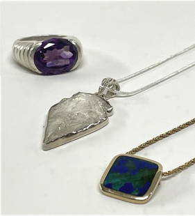 JEWELRY INC. AMETHYST & SILVER RING, 14KT GOLD: JEWELRY INC. AMETHYST & SILVER RING, 14KT GOLD MARRACCINI PENDANT & STERLING & ROCK CRYSTAL ARROWHEAD PENDANT, APPROX. 6.1 DWT 14KT