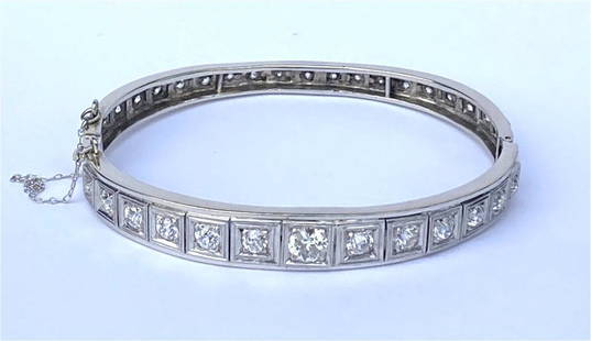 DIAMOND BANGLE BRACELET SET IN 14KT WHITE GOLD 32 ROUND: DIAMOND BANGLE BRACELET SET IN 14KT WHITE GOLD 32 ROUND DIAMONDS "G" IN COLOR APPROX. 4.5 CTW, 9" DIAM. APPOX. 18.3 DWT