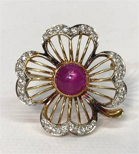 STAR RUBY & DIAMOND CLOVER PIN IN 18KT GOLD APPROX. 4.5: STAR RUBY & DIAMOND CLOVER PIN IN 18KT GOLD APPROX. 4.5 DWT (1" X 1" )