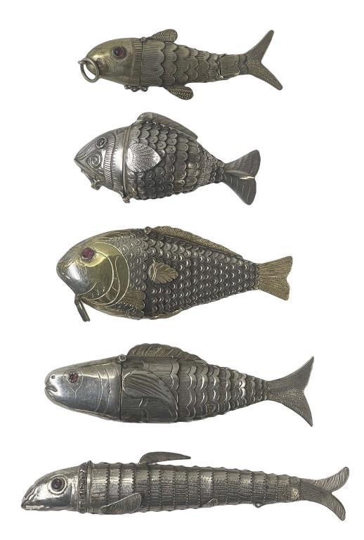 5 FLEXIBLE SILVER FISH FORM PILL BOXES FROM 2 3/4" TO 4 1/2" LONG (1 of 11)
