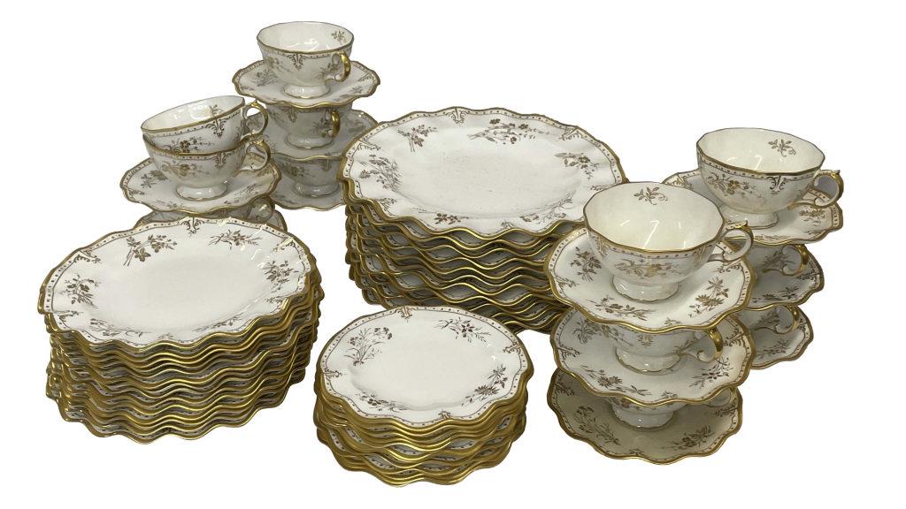 SET OF ROYAL CROWN DERBY "ROYAL ST. JAMES" PATTERN DINNERWARE SERVICE FOR 12 (MISSING 1 SAUCER) (1 of 11)