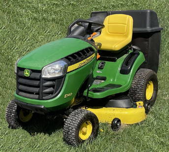 2019 JOHN DEERE LAWN MOWER, E140 W/ GRASS CATCHER ATTACHMENT: 2019 JOHN DEERE LAWN MOWER, E140 W/ GRASS CATCHER ATTACHMENT