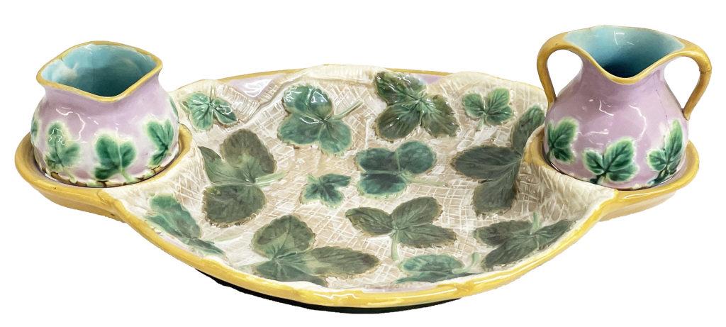 GEORGE JONES MAJOLICA STRAWBERRY TRAY WITH SAUCE BOATS (14" LONG): GEORGE JONES MAJOLICA STRAWBERRY TRAY WITH SAUCE BOATS (14" LONG)