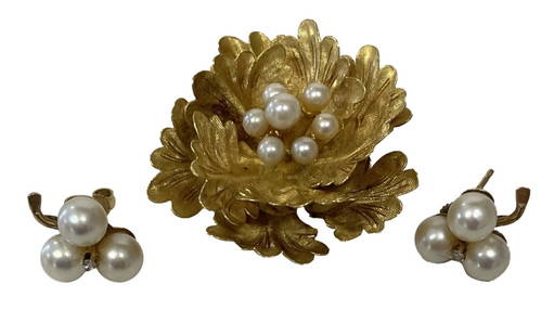 18KT YELLOW GOLD & PEARL BROOCH, 8.1 DWT & PEARL POST EARRINGS WITH DIAMONDS: 18KT YELLOW GOLD & PEARL BROOCH, 8.1 DWT & PEARL POST EARRINGS WITH DIAMONDS