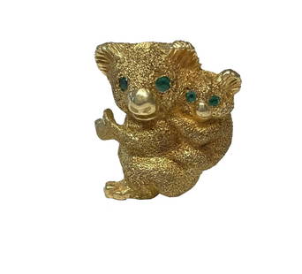 18KT YELLOW GOLD KOALA BEAR PIN W/ EMERALD EYES APPROX. 12 DWT APPROX. 1" LONG: 18KT YELLOW GOLD KOALA BEAR PIN W/ EMERALD EYES APPROX. 12 DWT APPROX. 1" LONG