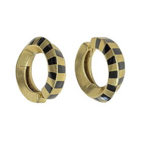 TIFFANY & CO 18KT GOLD & BLACK JADE HOOP EARRINGS BY ANGELA CUMMINGS C. 1970 APPROX. 15 DWT: TIFFANY & CO 18KT GOLD & BLACK JADE HOOP EARRINGS BY ANGELA CUMMINGS C. 1970 APPROX. 15 DWT