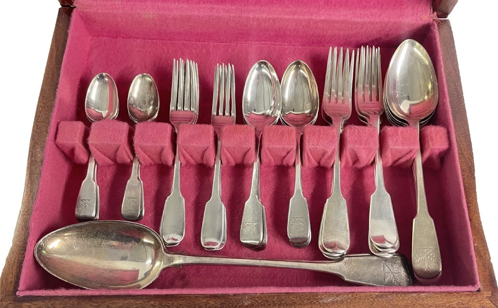31 PCS. EARLY 19THC. GEORGIAN FLATWARE, HALLMARKED ALL W/ SAME FAMILY CREST, ASST'D MAKERS APPROX. (1 of 14)
