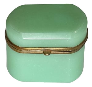SMALL GREEN CALCITE HINGED LID BOX 2 3/4" X 3 1/2" X 2 1/2"