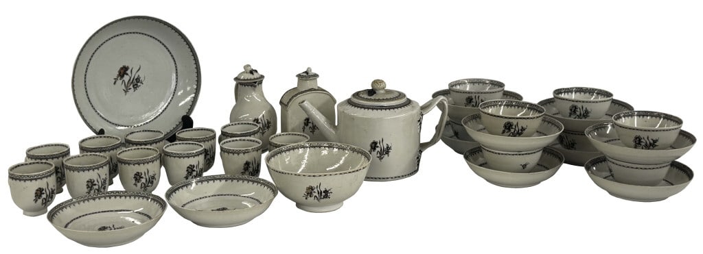CHINA TRADE TEA SET INC. TEA POT, TEA CADDY, MILK JUG, LG & SM BOWLS, 8 CUPS, 10 SAUCERS & 11 CUPS: CHINA TRADE TEA SET INC. TEA POT, TEA CADDY, MILK JUG, LG & SM BOWLS, 8 CUPS, 10 SAUCERS & 11 CUPS WITH HANDLES