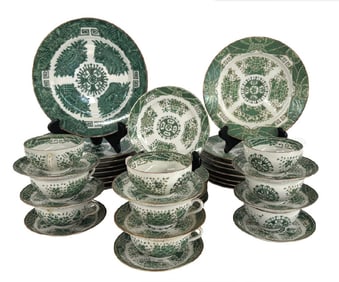 ASSEMBLED SET OF LATE 19THC. GREEN FITZHUGH CHINA 8-  9 1/2" PLATES, 8 1/2" PLATES & 5 3/4" PLATES &