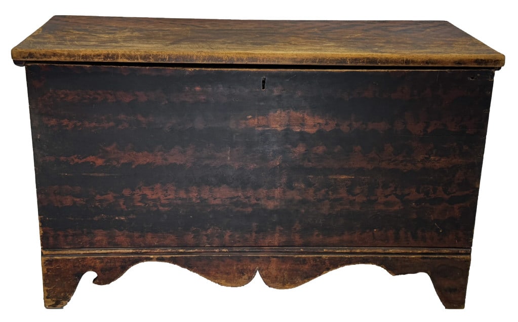 BLANKET CHEST WITH CUPIDS BOW APRON IN ORIG. PAINT 24 1/2" X 41" X 18 1/2": BLANKET CHEST WITH CUPIDS BOW APRON IN ORIG. PAINT 24 1/2" X 41" X 18 1/2"