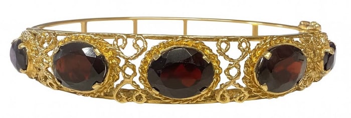14KT YELLOW GOLD BANGLE BRACELET W/ GARNETS IN FILIGREE SETTING .61 DWT