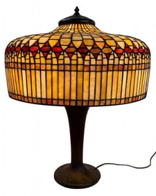 LEADED GLASS 3 LIGHT TABLE LAMP, 28" TALL 22" DIAM SHADE (FEW PANELS W/ STABLE CRACKS)