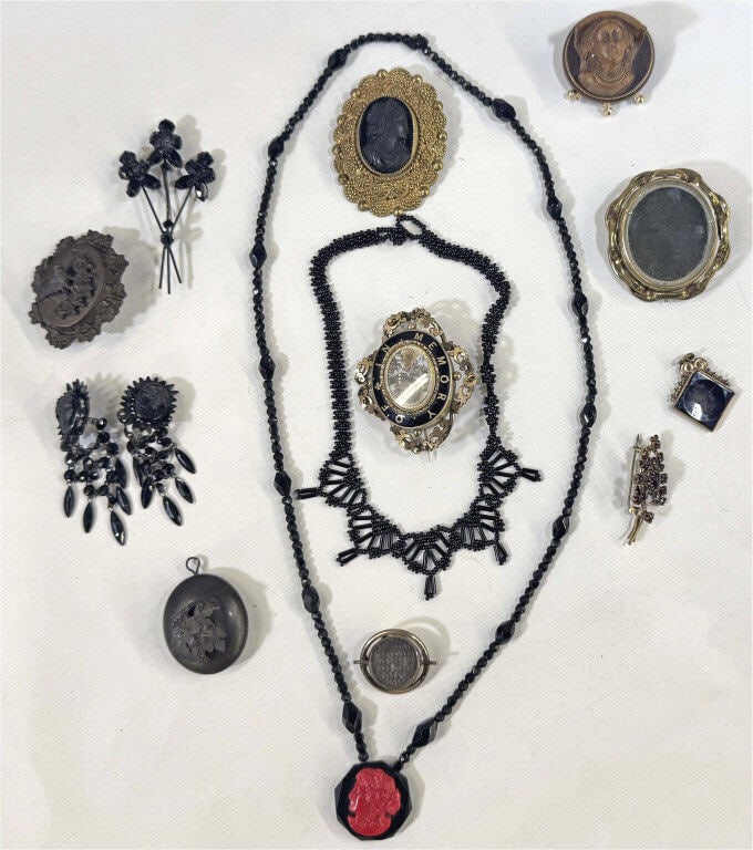 GROUP OF MOURNING JEWELRY INC. BROOCHES, CHARMS, HAIR, 13 PCS.: GROUP OF MOURNING JEWELRY INC. BROOCHES, CHARMS, HAIR, 13 PCS.