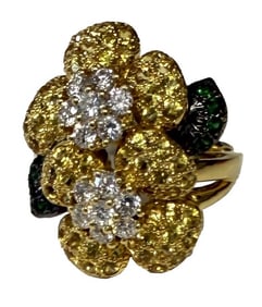 DIAMOND, SAPPHIRE & GREEN TSAVORITE FLOWER RING SET IN 18KT  APPROX. 8.3 DWT , SIZE 6  APPROX. 1"