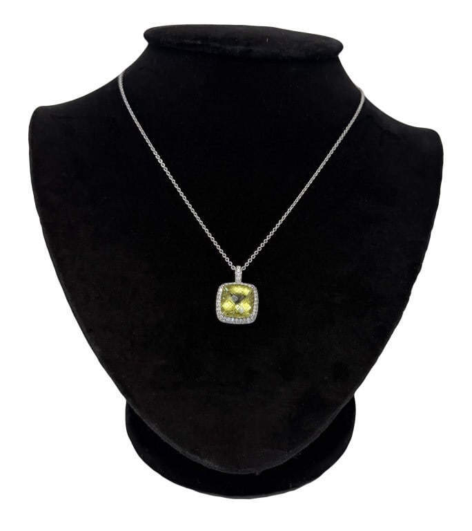 11 CARAT SQUARE CUT GREEN QUARTZ PENDANT IN 18KT WHITE GOLD WITH DIAMOND MELEE: 11 CARAT SQUARE CUT GREEN QUARTZ PENDANT IN 18KT WHITE GOLD WITH DIAMOND MELEE