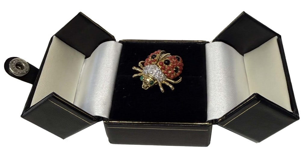 18KT GOLD LADY BUG BROOCH W/ CABOCHON EMERALDS, DIAMONDS, BLACK & RED CORAL 1" X 1" APPROX. 6.3 DWT: 18KT GOLD LADY BUG BROOCH W/ CABOCHON EMERALDS, DIAMONDS, BLACK & RED CORAL 1" X 1" APPROX. 6.3 DWT