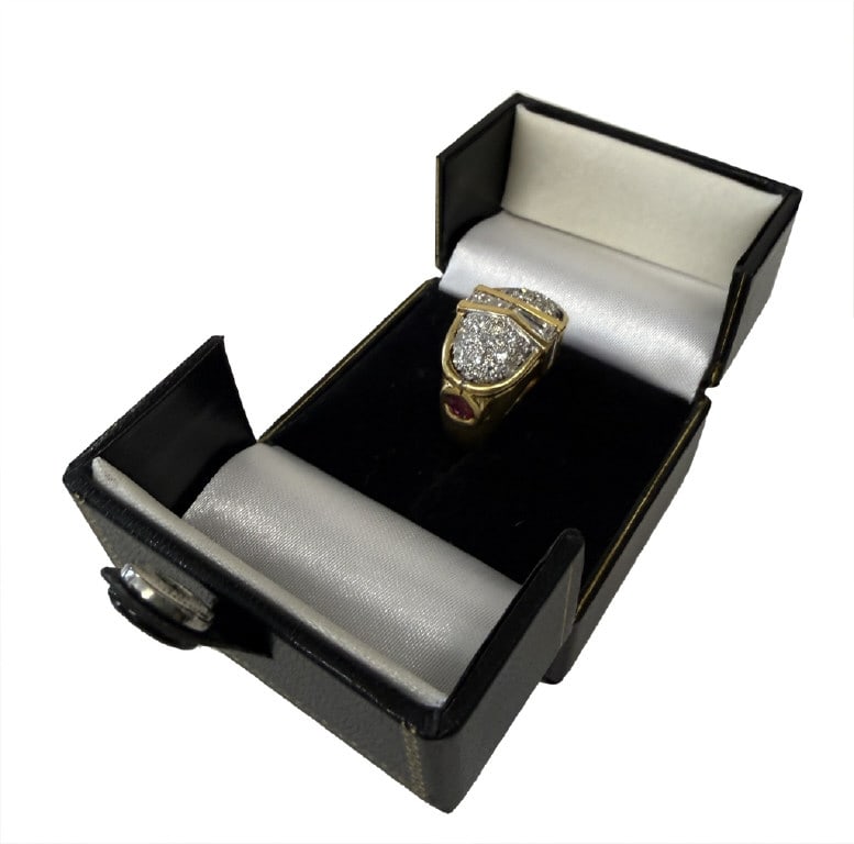 18KT YELLOW GOLD AND DIAMOND RING W/ RUBY ACCENTS & DIAM. BAGUETTES APPROX. 3 TCW DIAM. SIZE APPROX. (1 of 9)