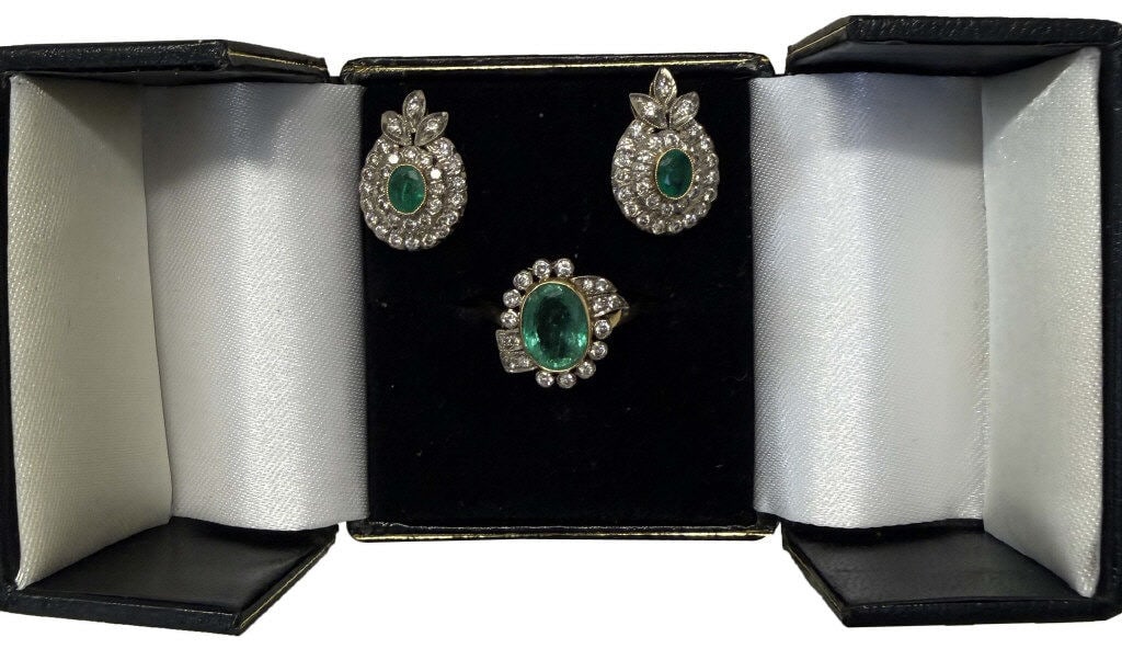 18KT GOLD EMERALD & DIAMOND RING & EARRINGS RING NATURAL BEZEL SET 2.4 CARAT OVAL EMERALD & DIAMS.: 18KT GOLD EMERALD & DIAMOND RING & EARRINGS RING NATURAL BEZEL SET 2.4 CARAT OVAL EMERALD & DIAMS. EARRINGS APPROX. 6 DWT