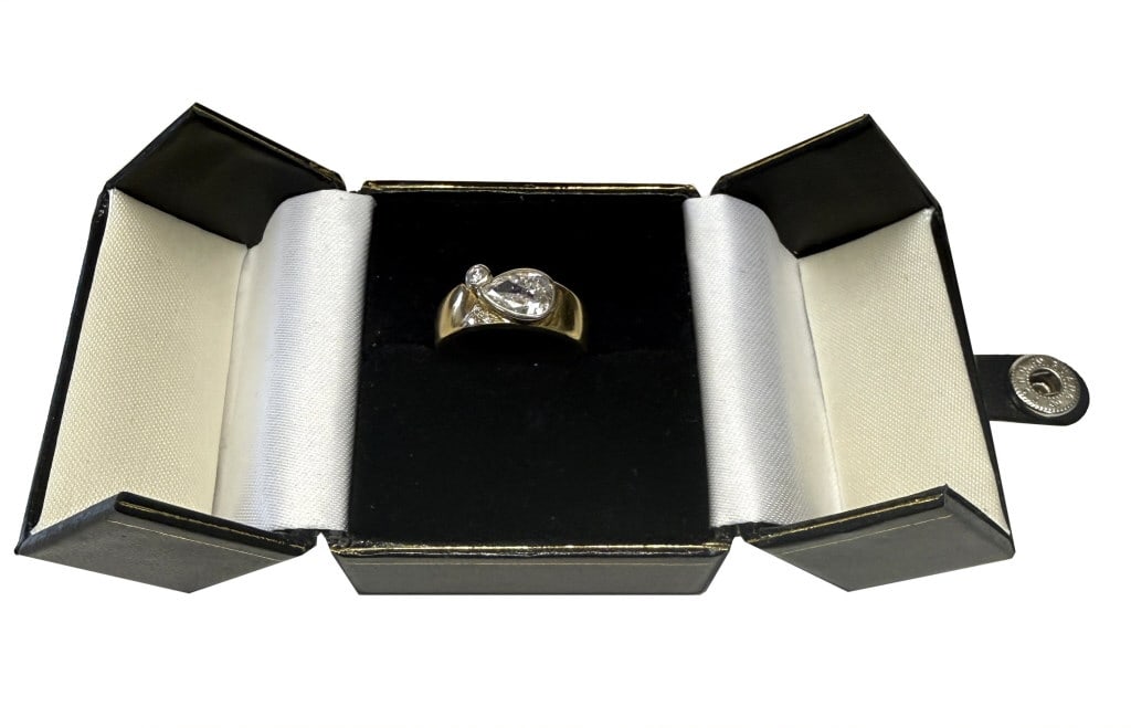 PEAR SHAPED SOLITAIRE IN 18KT YELLOW GOLD WIDE BAND DIAM. APPROX. 1.02 6 1/2 RING SIZE 3.9 DWT: PEAR SHAPED SOLITAIRE IN 18KT YELLOW GOLD WIDE BAND DIAM. APPROX. 1.02 6 1/2 RING SIZE 3.9 DWT W/APPRAISAL