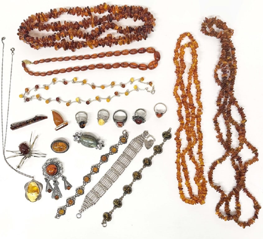 LG GROUP OF AMBER INC. NECKLACES, RINGS, BRACELETS SOME SET IN STERLING SILVER: LG GROUP OF AMBER INC. NECKLACES, RINGS, BRACELETS SOME SET IN STERLING SILVER