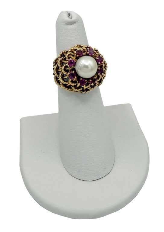 14KT YELLOW GOLD BASKET WEAVE PEARL RING WITH RUBY ACCENTS APPROX. 5 3/4 RING SIZE APPROX. 7.7 DWT: 14KT YELLOW GOLD BASKET WEAVE PEARL RING WITH RUBY ACCENTS APPROX. 5 3/4 RING SIZE APPROX. 7.7 DWT