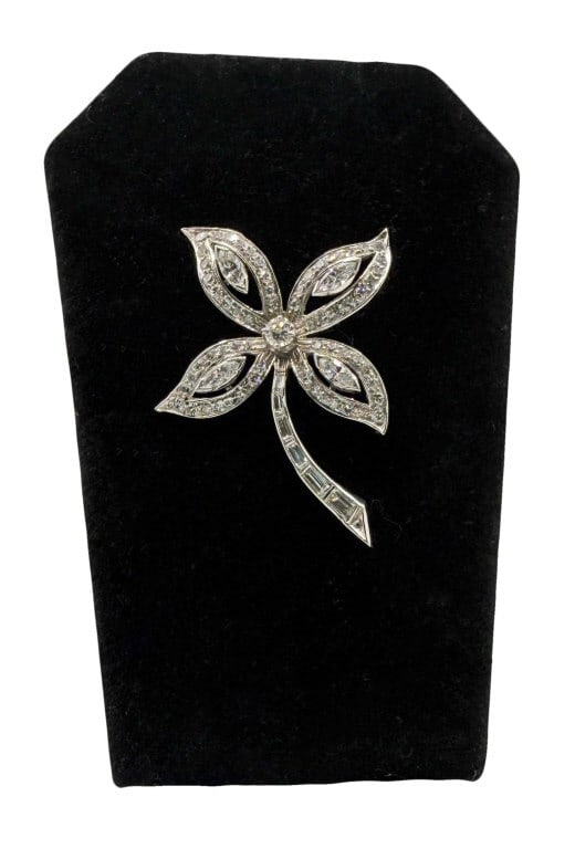 14KT WHITE GOLD DIAMOND FLOWER BROOCH W/ ROUND, MARQUISE & BAGUETTE CUT DIAMONDS 1 1/2" LONG APPROX.: 14KT WHITE GOLD DIAMOND FLOWER BROOCH W/ ROUND, MARQUISE & BAGUETTE CUT DIAMONDS 1 1/2" LONG APPROX. 4.2 DWT