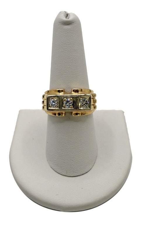 MEN'S 14KT YELLOW GOLD RING WITH THREE DIAMONDS APPROX. SIZE 9 6.0 DWT: MEN'S 14KT YELLOW GOLD RING WITH THREE DIAMONDS APPROX. SIZE 9 6.0 DWT