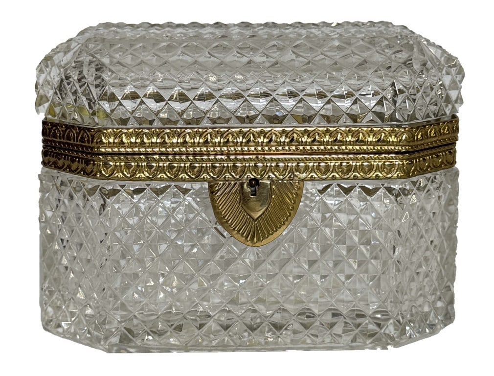 FRENCH CRYSTAL DRESSER BOX, 4 1/2" X 6 1/2" X 4": FRENCH CRYSTAL DRESSER BOX, 4 1/2" X 6 1/2" X 4"