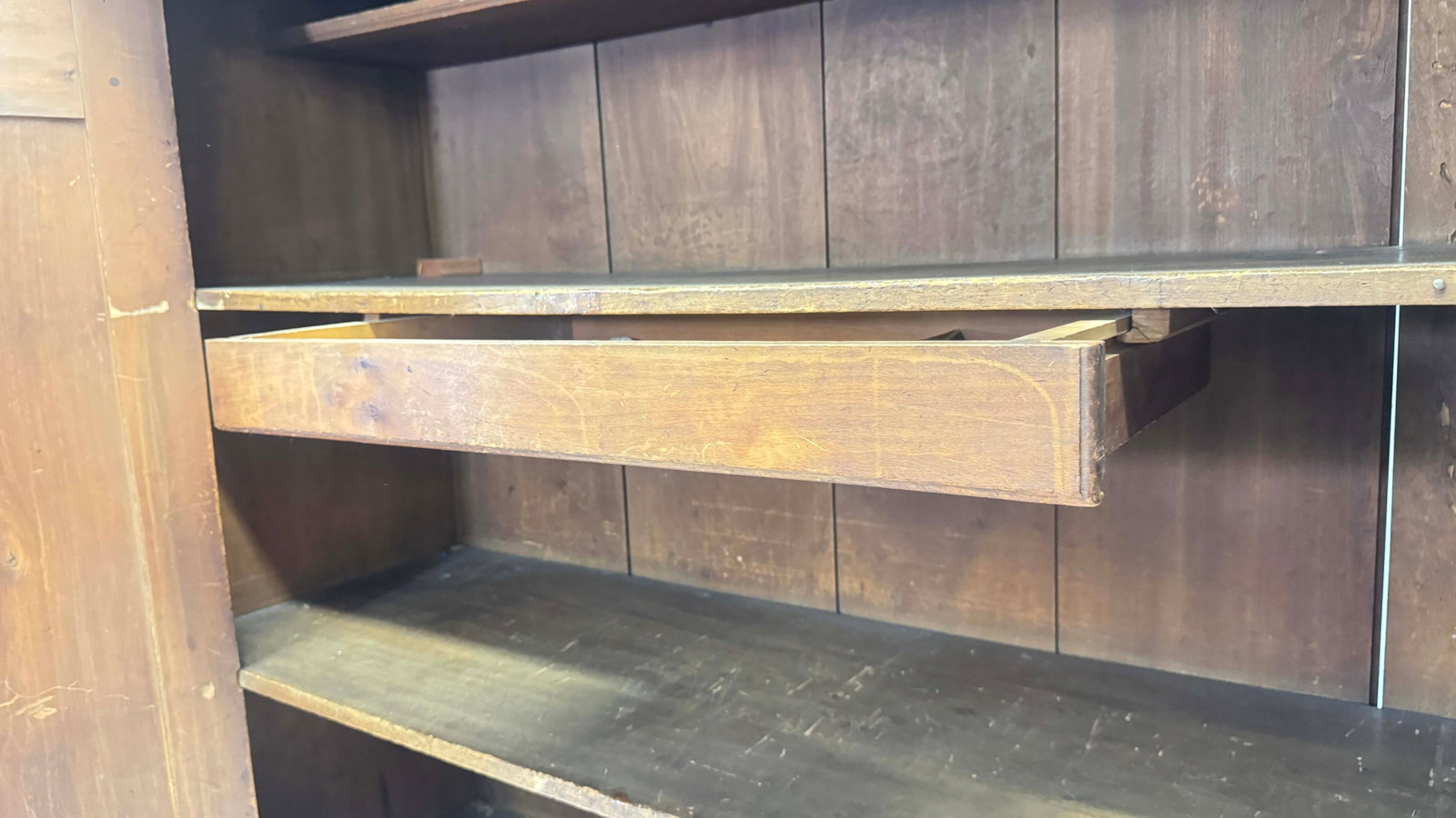 18THC. AMERICAN GUMWOOD HUDSON VALLEY KAS 78 1/4" X 75" X 27" CORNICE (19 1/2" CARCASS) - 5