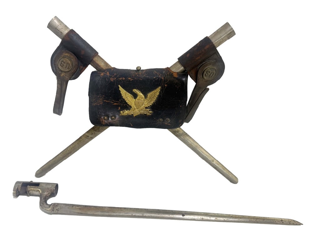 CIVIL WAR CARTRIDGE BOX & BAYONET SCABBARD & ASSOCIATED BAYONET (1 of 6)