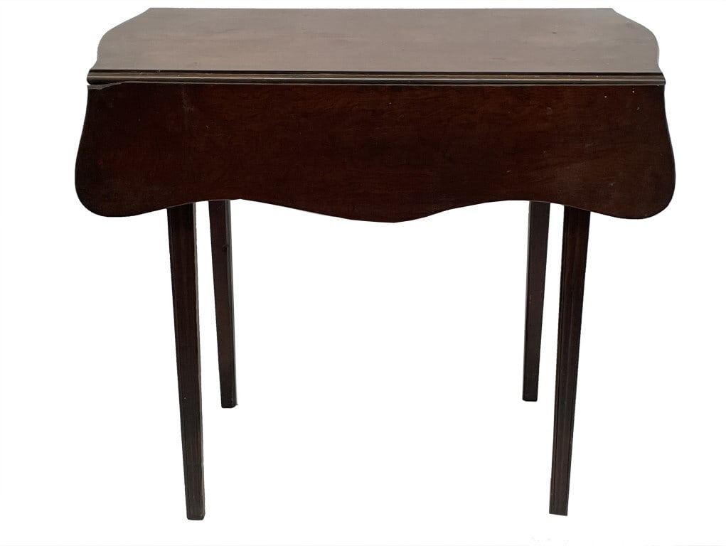 AMERICAN PEMBROKE TABLE IN FIRST FINISH MOLDED LEG & SHAPED LEAVES (33" LONG X 18 3/4" W X 28 3/4" (1 of 7)