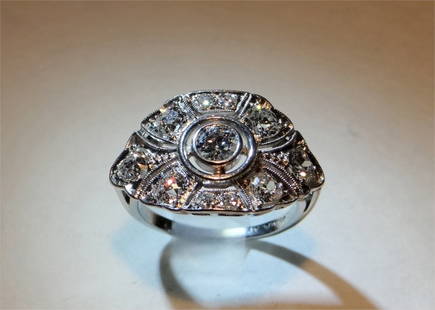 ART DECO DIAMOND RING SET IN PLATINUM: ART DECO DIAMOND RING SET IN PLATINUM